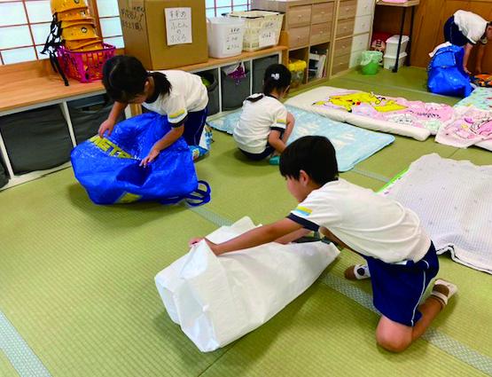 自分でシートを片付ける子どもたち
