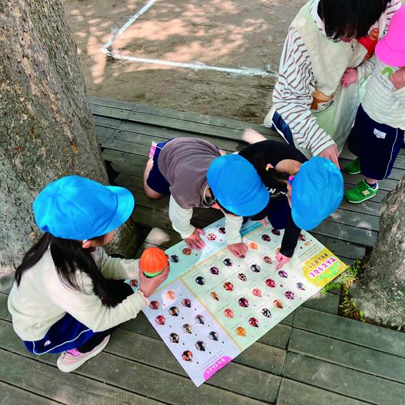 みんなで考えながら遊ぶ子どもたち