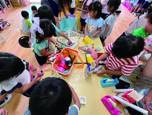 廃材で工作する子どもたち