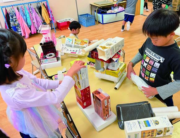 廃材で作品を作る子どもたち