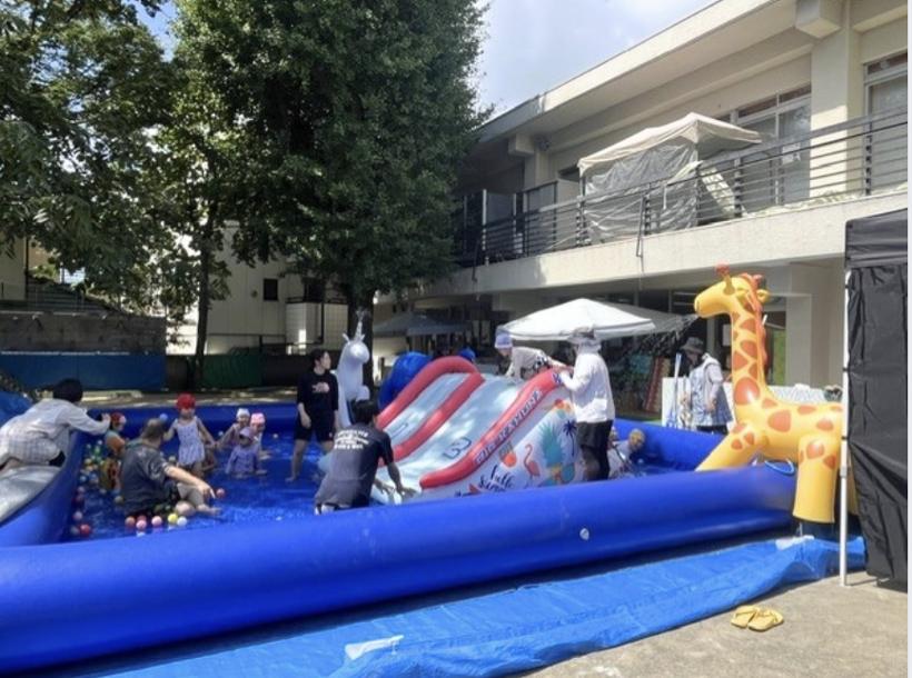 園庭の大きなプールで遊ぶ子どもたち