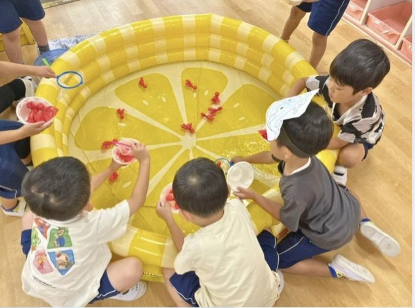 プールを囲んで遊ぶ子どもたち