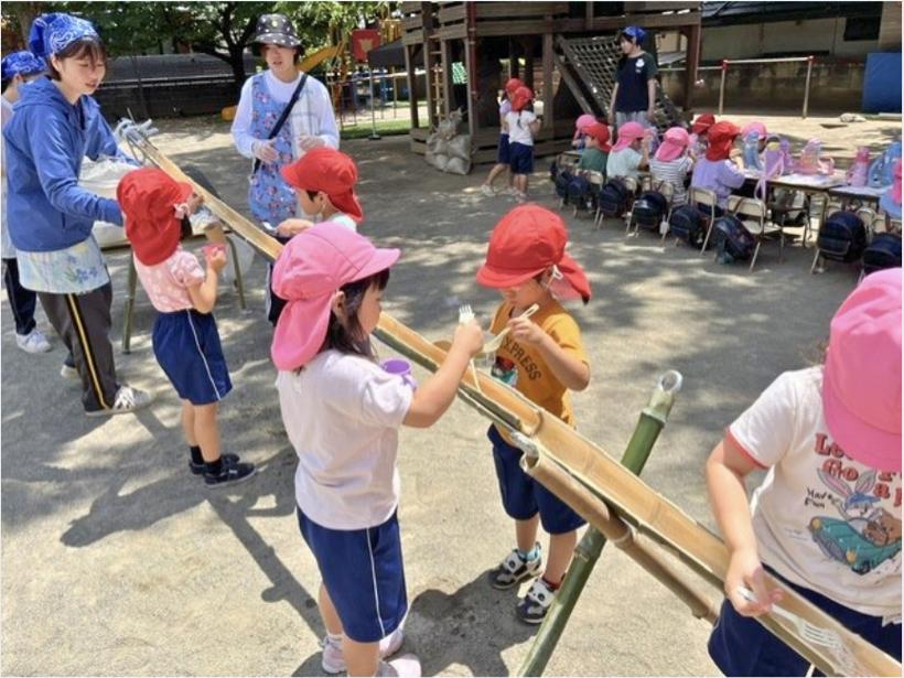 流しそうめんを楽しむ子どもたち