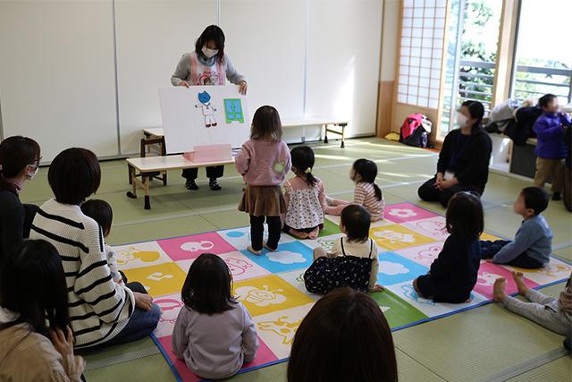 親子教室で先生のお話を聞く親子