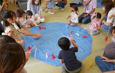 プレ教室で遊ぶ親子