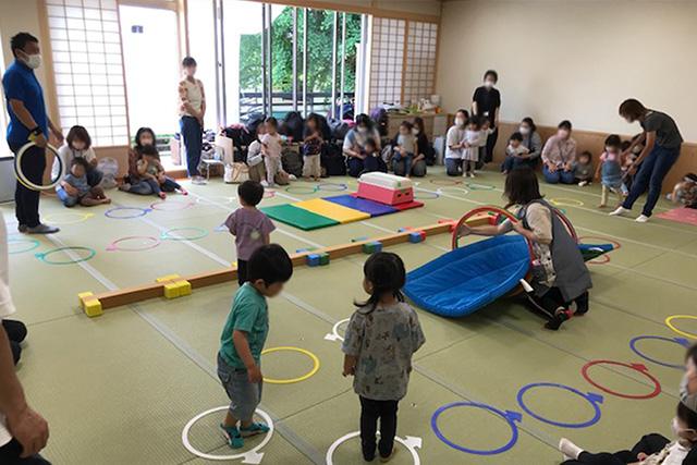 すくすくひろばの親子体操